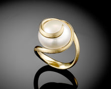 Load image into Gallery viewer, &quot;Infinity&quot;- Spiral Gold Bouton Pearl Ring.