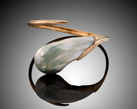 Flow- Baroque soufflé pearl Bangle