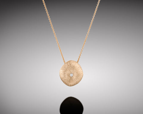 Arthropod necklace, 11 x 12 mm, in rose gold with a diamond at the center