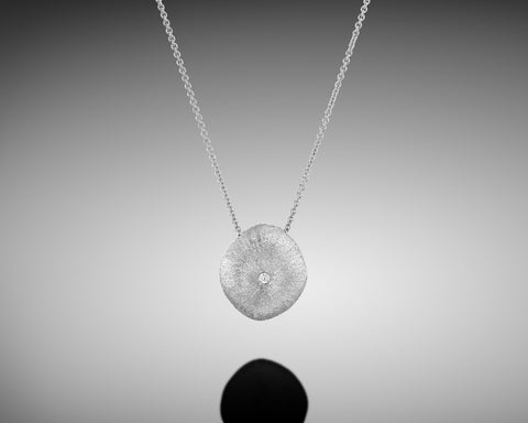 Arthropod necklace, 11 x 12 mm, in white gold with a diamond at the center
