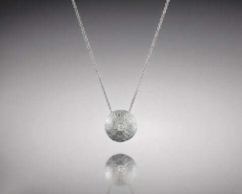 Arthropod necklace, 8 x 9 mm, in white gold with a diamond at the center