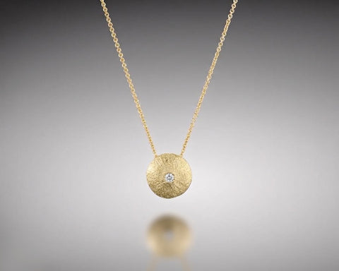 Arthropod necklace, 8 x 9 mm, in yellow gold, a hollow brushed nugget with a diamond at the center on a rolo chain
