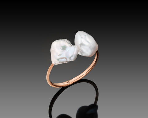 Backbone ring in rose gold with two Keshi pearls