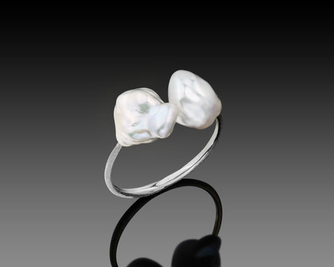 Backbone ring in white gold with two Keshi pearls