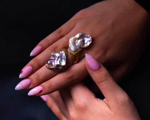 Side view of the Balance ring showing the open band between the two pearls