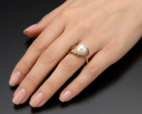 Bouton pearl ring worn on the hand