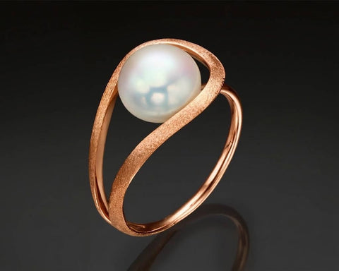 Bouton pearl ring in rose gold without stones, with a 9.5 mm freshwater pearl