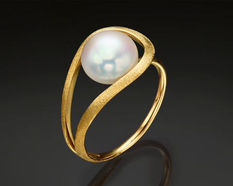 Bouton pearl ring in yellow gold without stones, a 9.5 mm freshwater pearl held from beneath in a brushed drop frame