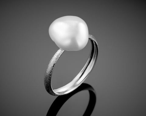 Century ring in white gold with a Keshi baroque pearl