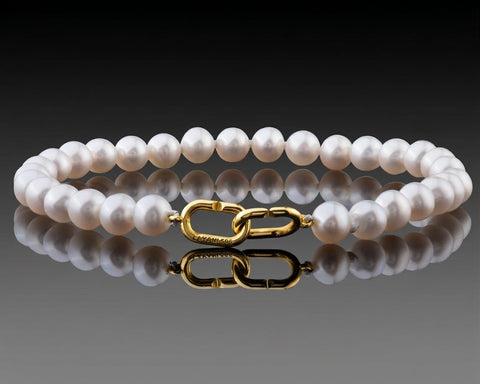Close view of the interlocking gold clasp on the Eternal Harmony bracelet