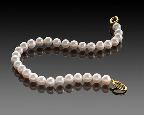Eternal Harmony bracelet in yellow gold, a strand of white pearls with an interlocking gold clasp