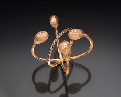 Fugu ring in rose gold with black and white diamonds
