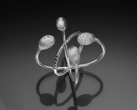 Fugu ring in white gold with black and white diamonds