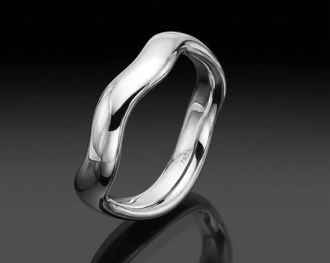 Golden Wave sculptural band in white gold
