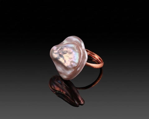 Juno ring in rose gold with a Keshi baroque pearl