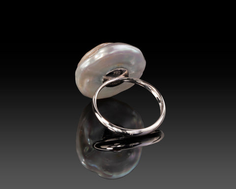 Juno ring in white gold seen from behind, showing the gold dome under the pearl