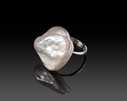 Juno ring in white gold with a Keshi baroque pearl
