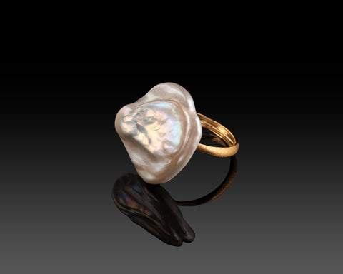 Juno ring in yellow gold, a large Keshi baroque pearl seated on a small gold dome