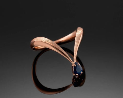King Of Blue ring in rose gold with a blue sapphire
