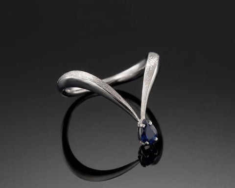 King Of Blue ring in white gold with a blue sapphire