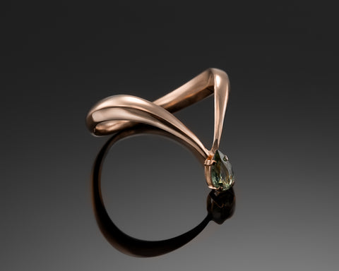 King Of Green ring in rose gold with a green sapphire