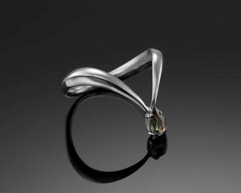 King Of Green ring in white gold with a green sapphire