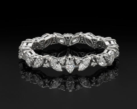 Full eternity ring in 18K white gold, marquise and round diamonds alternating around the band