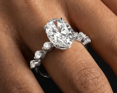 The oval solitaire in white gold worn on the hand
