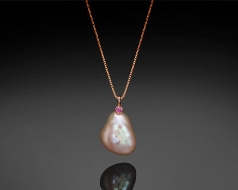 Lighthouse pendant in rose gold with a purple keshi pearl and a ruby