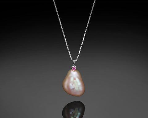 Lighthouse pendant in white gold with a purple keshi pearl and a ruby