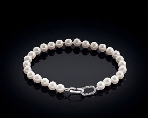 Lustrous Harmony bracelet in white gold, a strand of white pearls with a diamond-set clasp