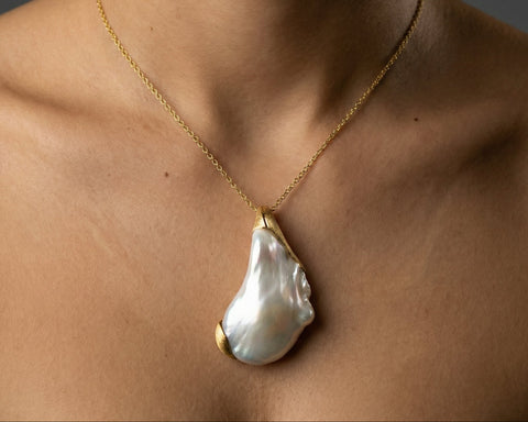 The Soufflé baroque pearl pendant worn at the neckline