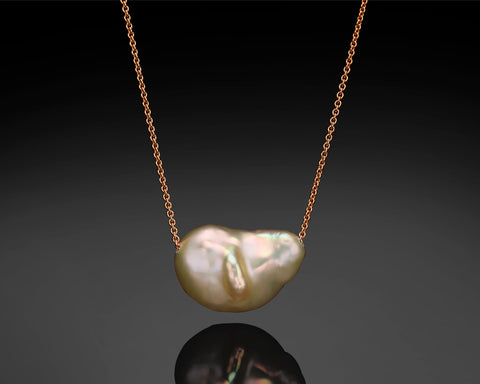 Moa necklace in rose gold with a Keshi pearl on the chain