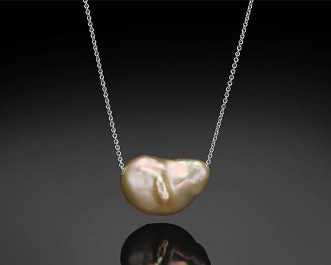 Moa necklace in white gold with a Keshi pearl on the chain