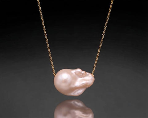 Moa necklace in yellow gold, a Pink Keshi pearl threaded onto a fine chain