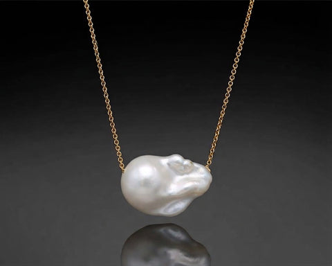 Moa necklace in yellow gold, a White Keshi pearl threaded onto a fine chain