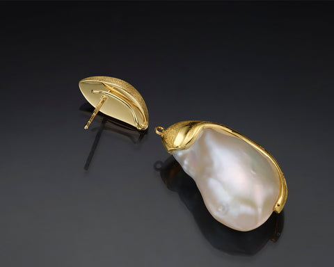 The Keshi baroque pearl earring worn on the ear, seen in profile