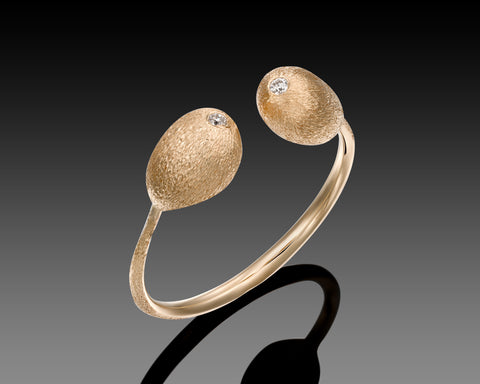 Mussel open ring in rose gold with two diamond nuggets