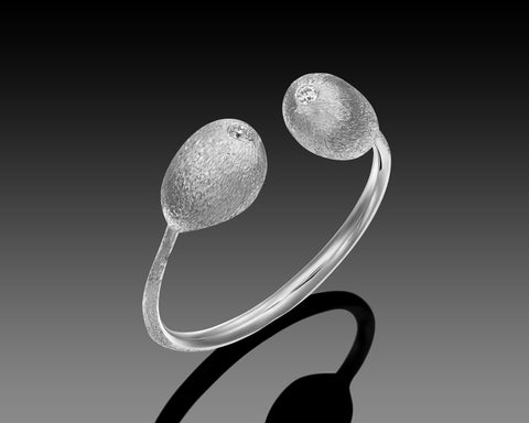 Mussel open ring in white gold with two diamond nuggets