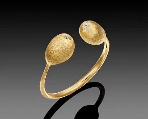 Mussel open ring in yellow gold, two brushed nuggets with diamonds facing each other across the opening