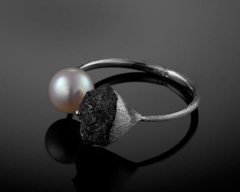 Namaka ring in 18K white gold, a raw black diamond set beside a freshwater pearl on a brushed open band