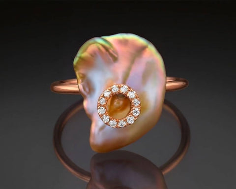 Nikea ring in rose gold with a white keshi pearl and diamond pave collar