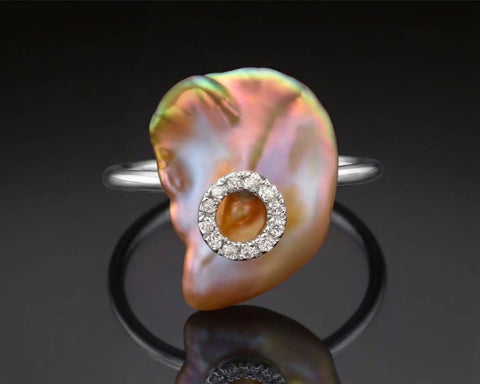 Nikea ring in white gold with a white keshi pearl and diamond pave collar