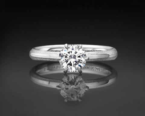 Noa round solitaire ring in white gold