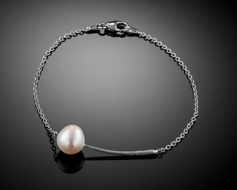 Nova bracelet in white gold with a Keshi pearl