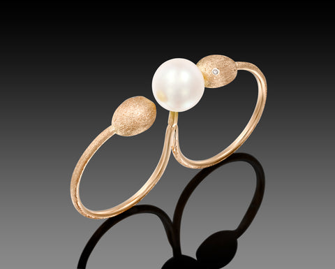 Porpoise two-finger ring in rose gold with a freshwater pearl and two diamond nuggets