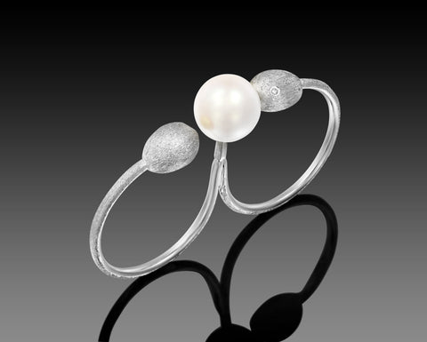 Porpoise two-finger ring in white gold with a freshwater pearl and two diamond nuggets