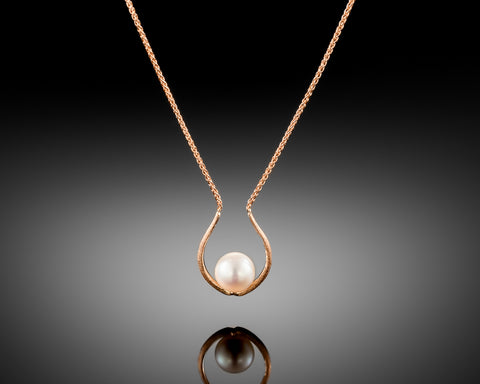 Pray necklace in rose gold with a pearl inside the horseshoe