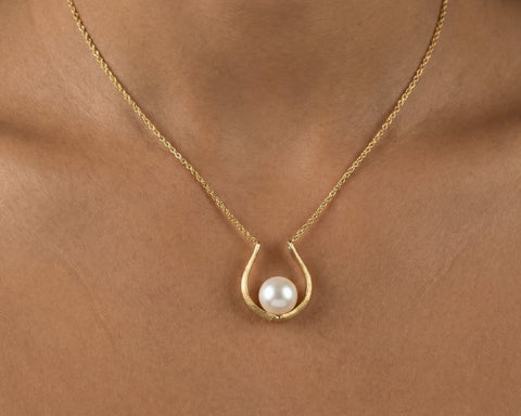 Pray horseshoe pearl necklace worn at the neck