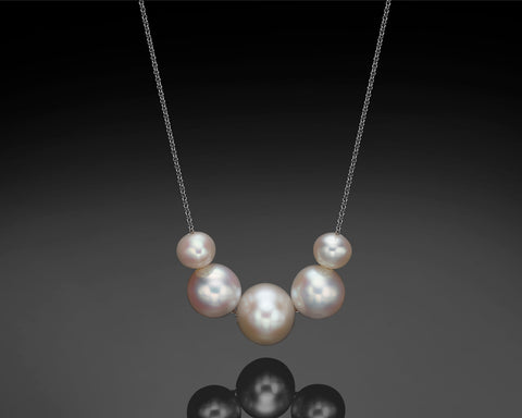 Quintuple necklace in white gold with five graded pearls